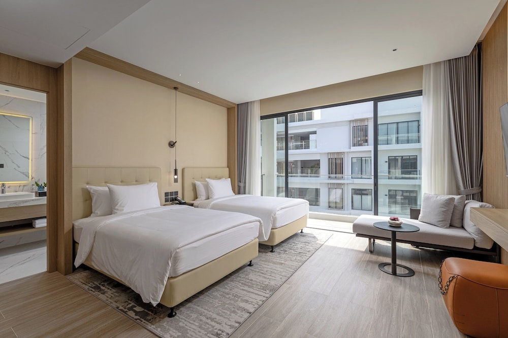 Deluxe Room With Pool View - Photo 3