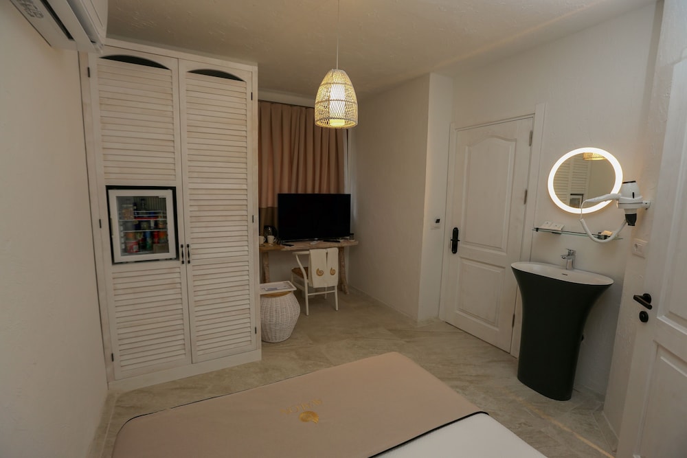 Economy Room