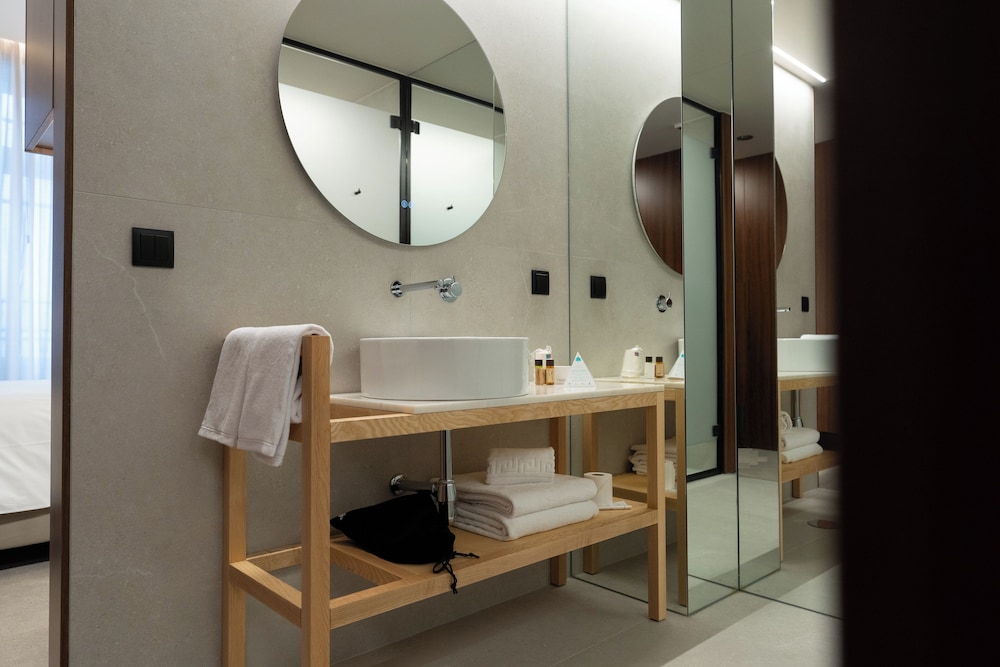 Basic Double or Twin Room, 1 Bedroom (with extra-bed) - Photo 16