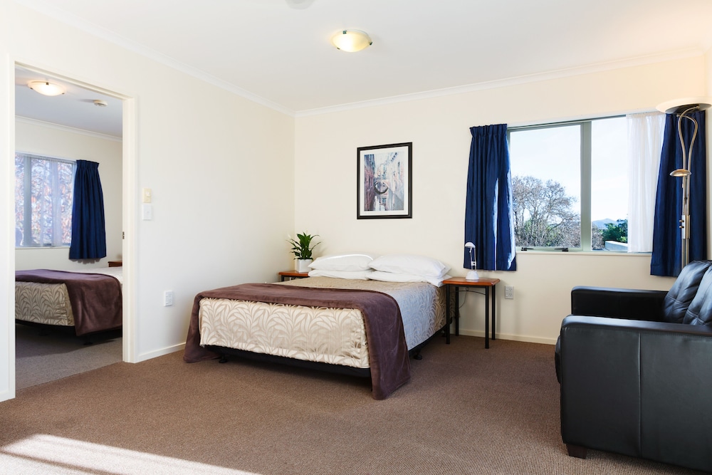 Executive Suite, 1 Bedroom, Non Smoking, Kitchenette photo 2