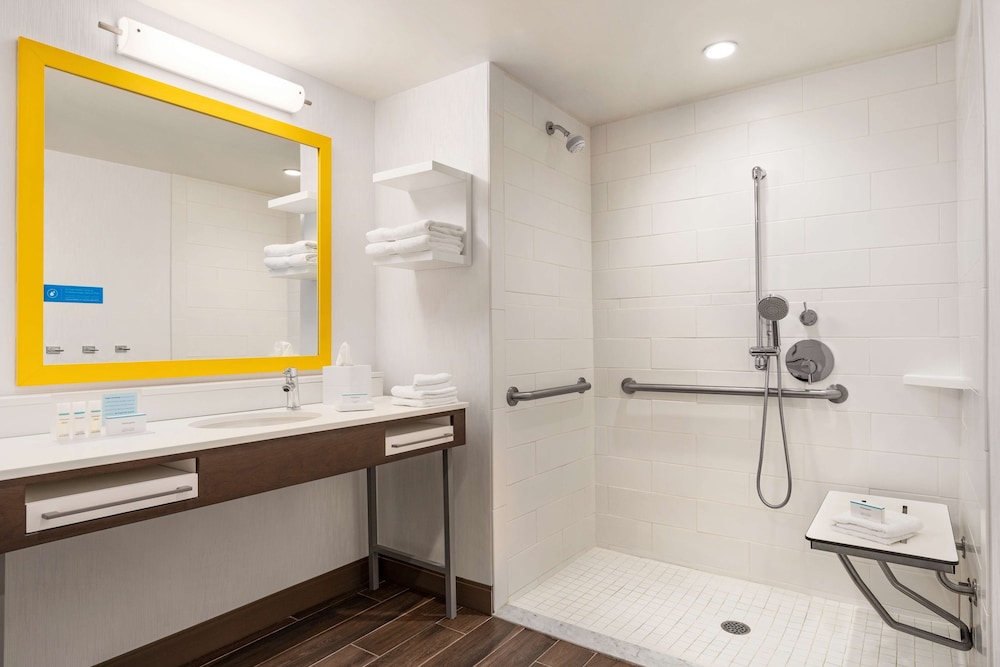 Suite, 2 Queen Beds, Accessible (Mobility & Hearing, Roll-in Shower) - Photo 2