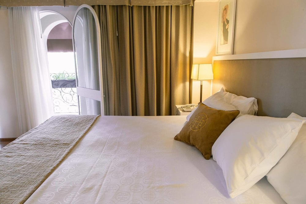 Suite, 1 Queen Bed photo 3