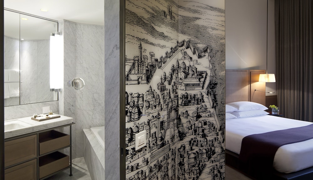 Deluxe Room, Pool View (Partial Old City view) - Photo 2