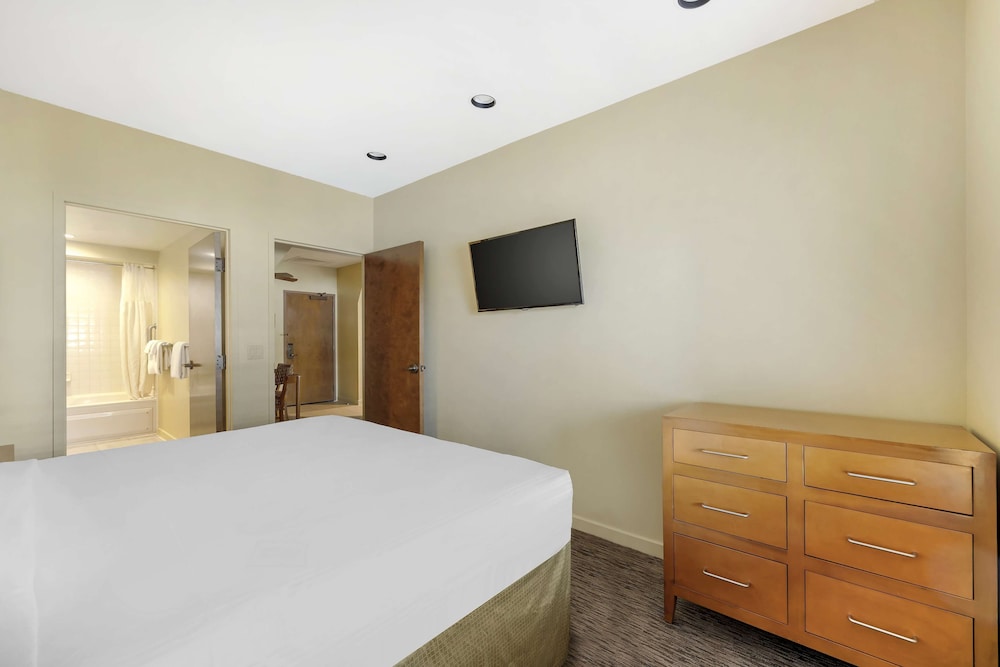 1 Bedroom 1 King Suite With Sofabed - Photo 2