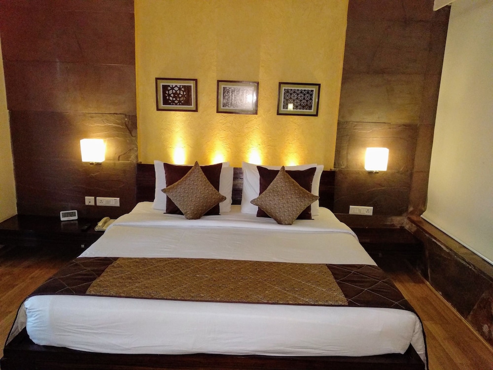Suite, 1 King Bed, Non Smoking photo 2