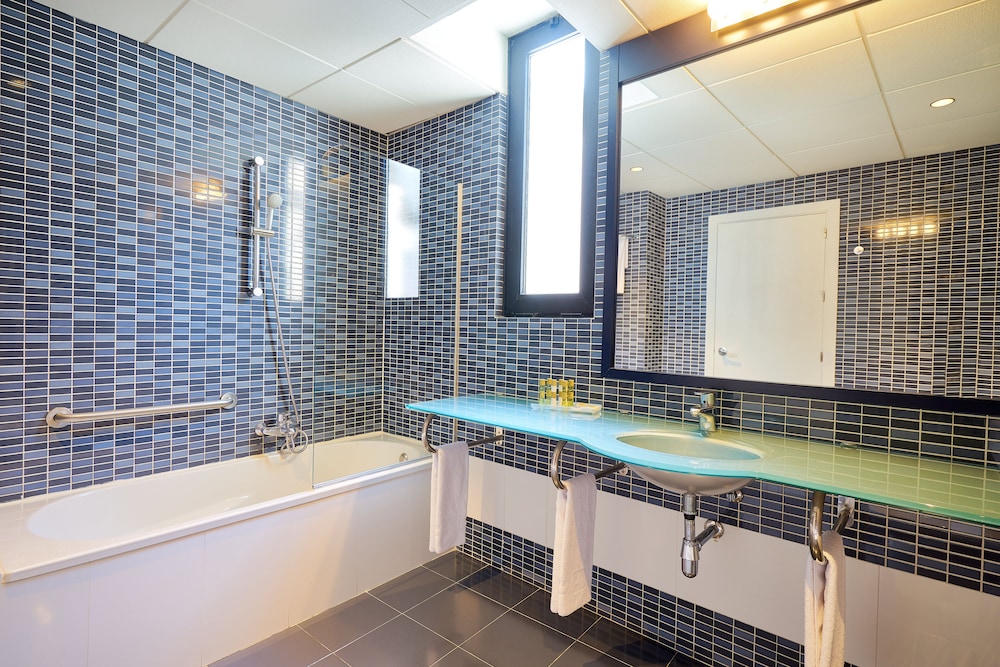 Double or Twin Room - Photo 9