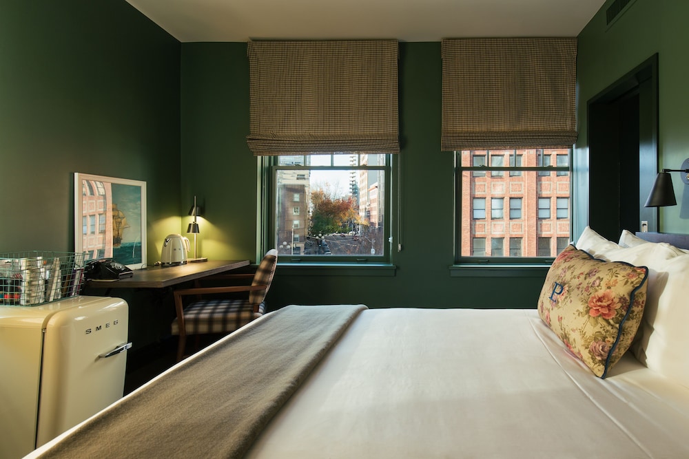 Deluxe Room, 1 Queen Bed (The Deluxe Queen)