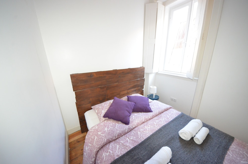 Double Room, Shared Bathroom (White & Woody) - Photo 4