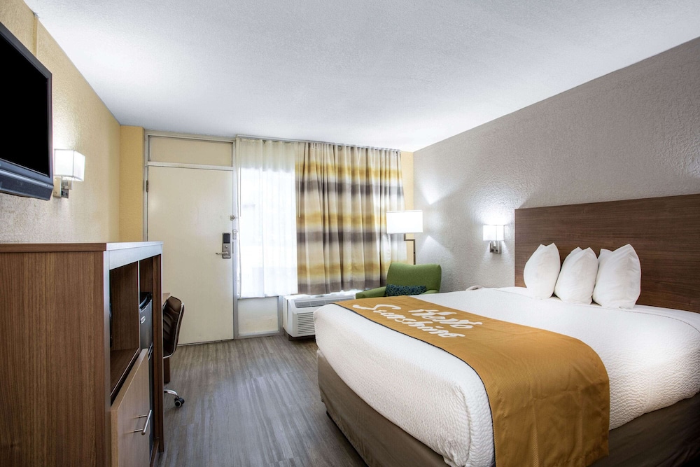 Basic Room, 1 Queen Bed, Non Smoking - Photo 1