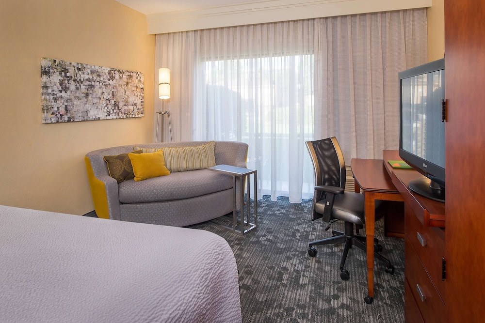 Deluxe Room, 1 King Bed with Sofa bed photo 1