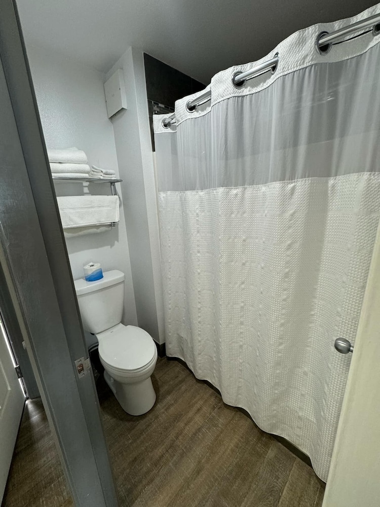 Deluxe Room, 1 King Bed, Fireplace, Oceanfront photo 3