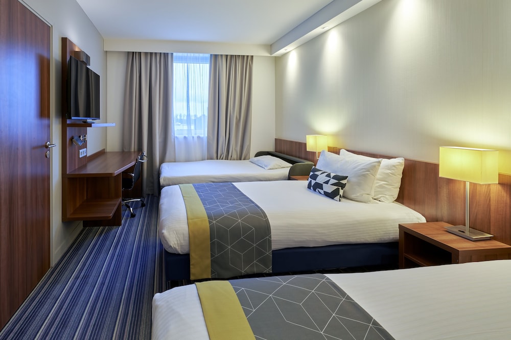 Standard Room, Multiple Beds (Free Breakfast) thumbnail 6