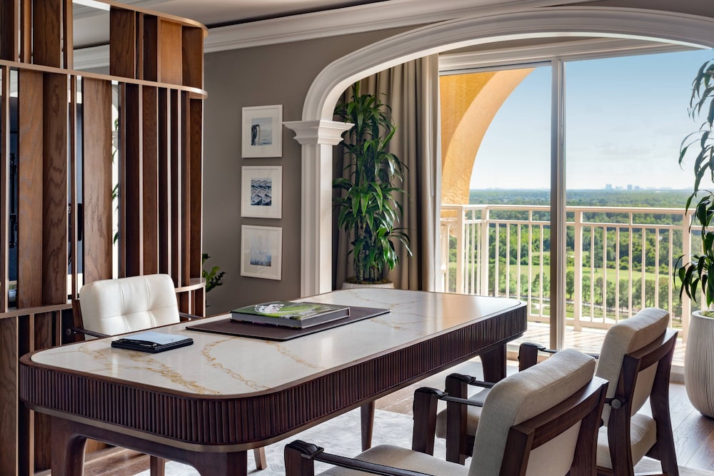 Presidential Suite, 1 King Bed, Pool View