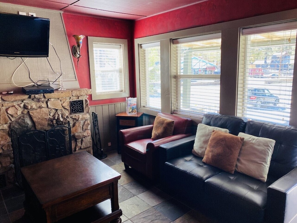 Premium Cabin, Private Bathroom, Mountain View (023 1BR 1K FP) photo 2