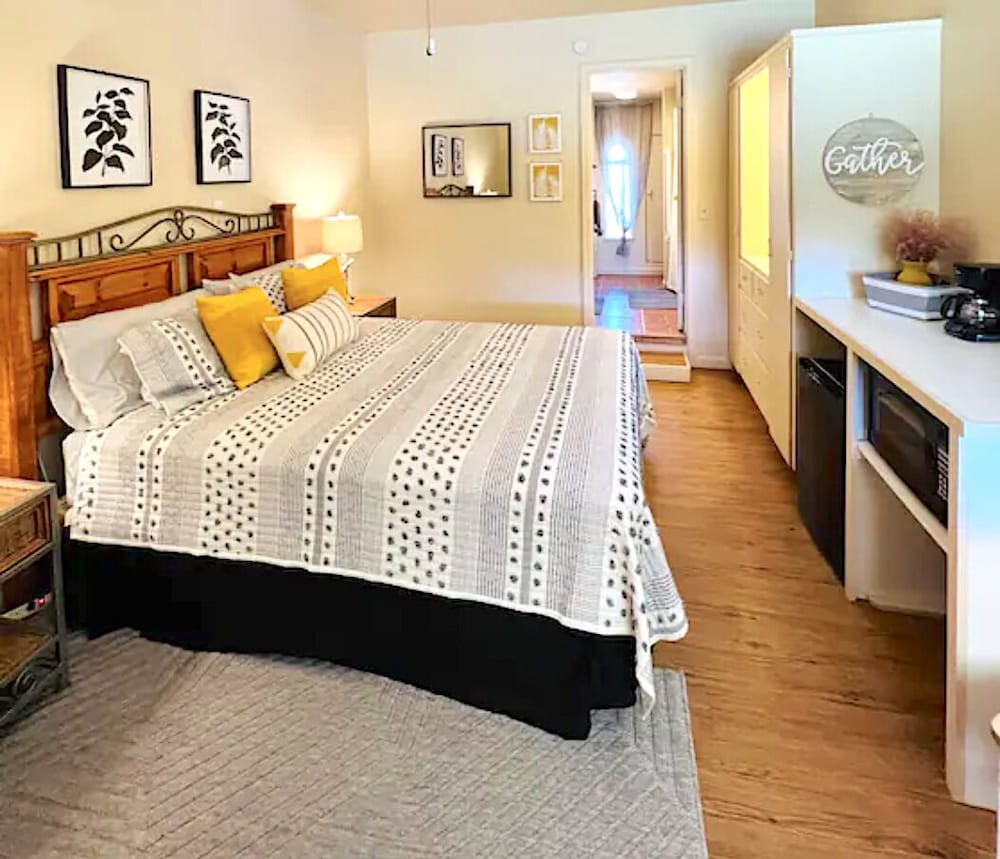 Basic Room, 1 Queen Bed