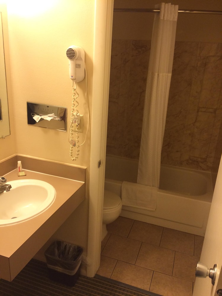 Room, Multiple Beds, Microwave - Photo 5