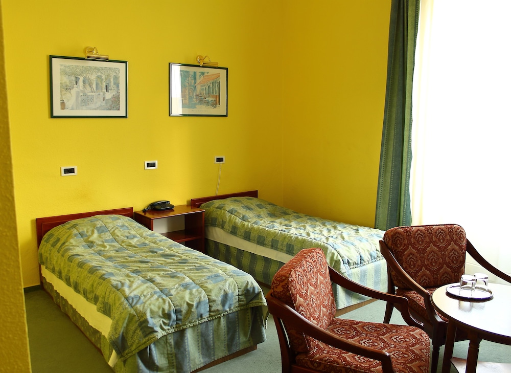 Basic Double or Twin Room, City View photo 3