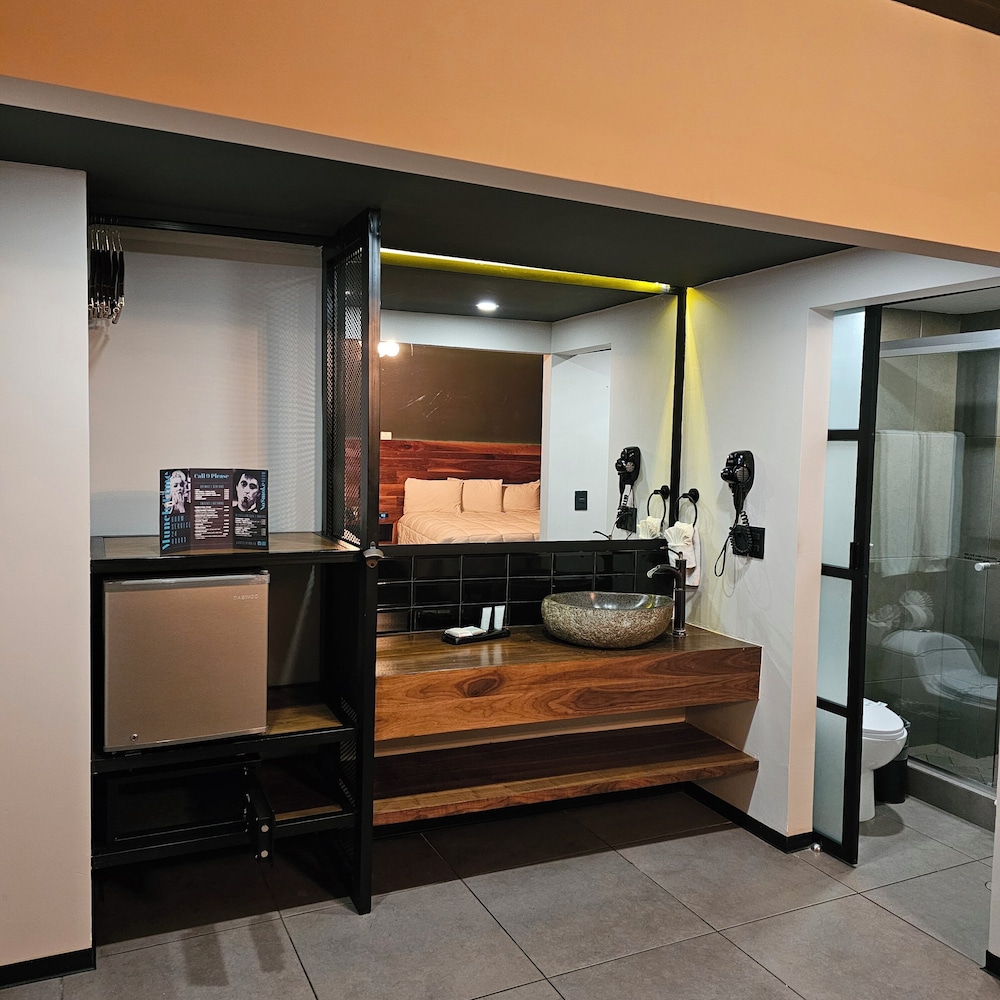 Suite, Hot Tub - Photo 8