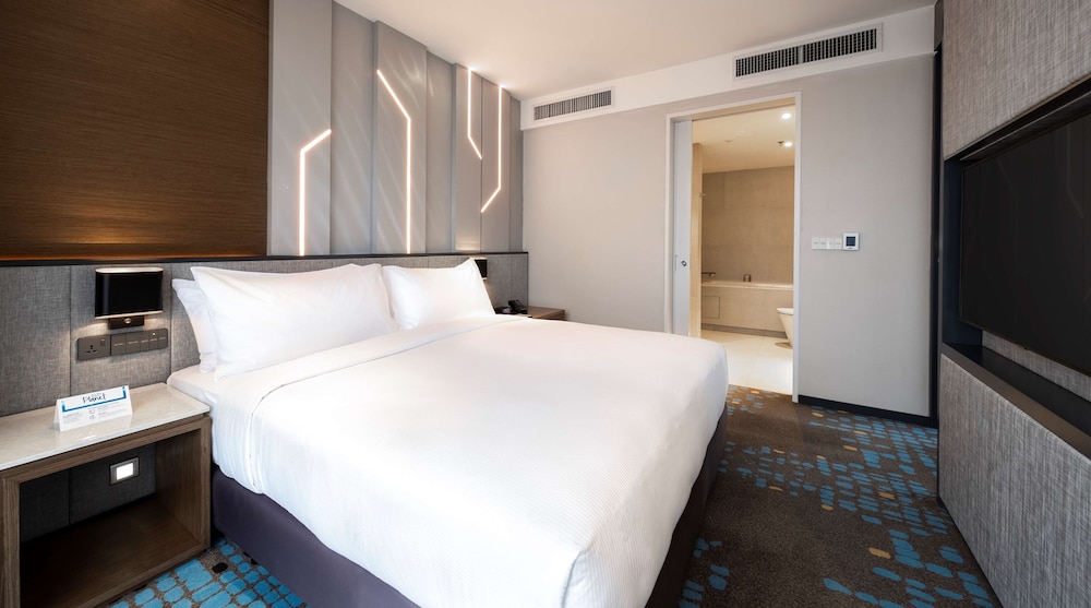 Deluxe Suite, 1 King Bed - Photo 9
