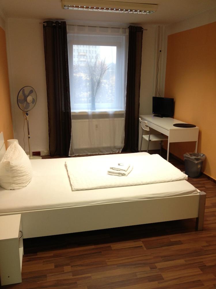 Economy Single Room, Shared Bathroom photo 3