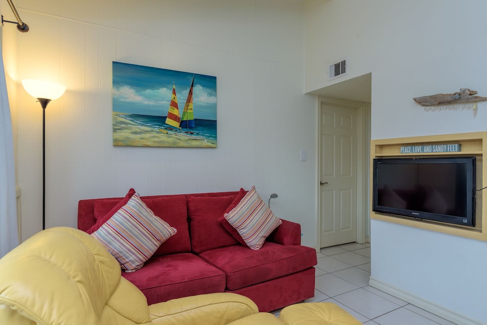 Standard Condo, 1 King Bed with Sofa bed, Balcony, Pool View, photo 6