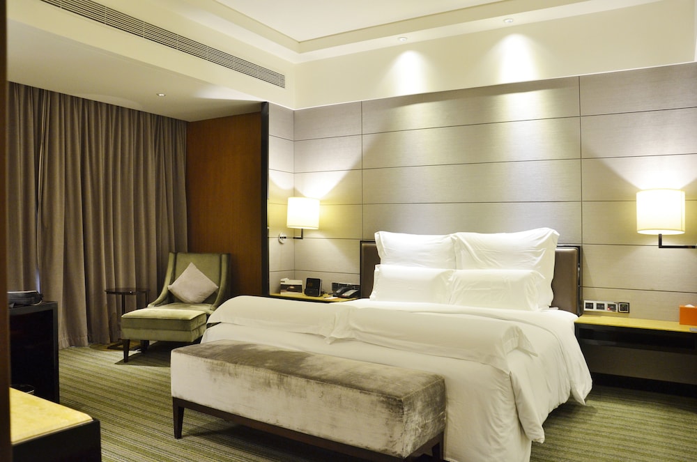Junior Suite, 1 King Bed - Photo 4