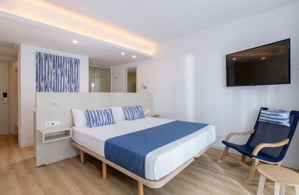 Superior Double Room, Sea View (2 adults + 1 child) photo 3