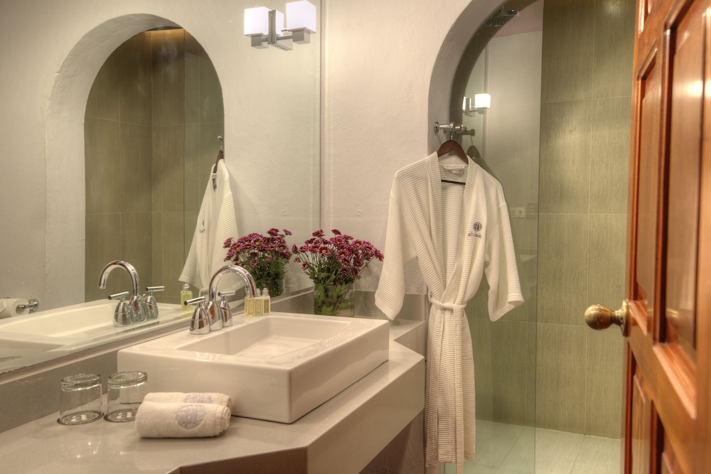 Deluxe Room, 1 King Bed, Balcony, Valley View - Photo 8