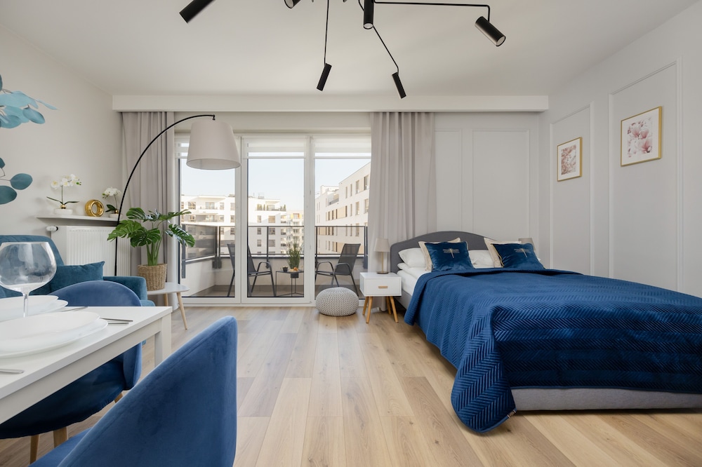 Studio, Balcony