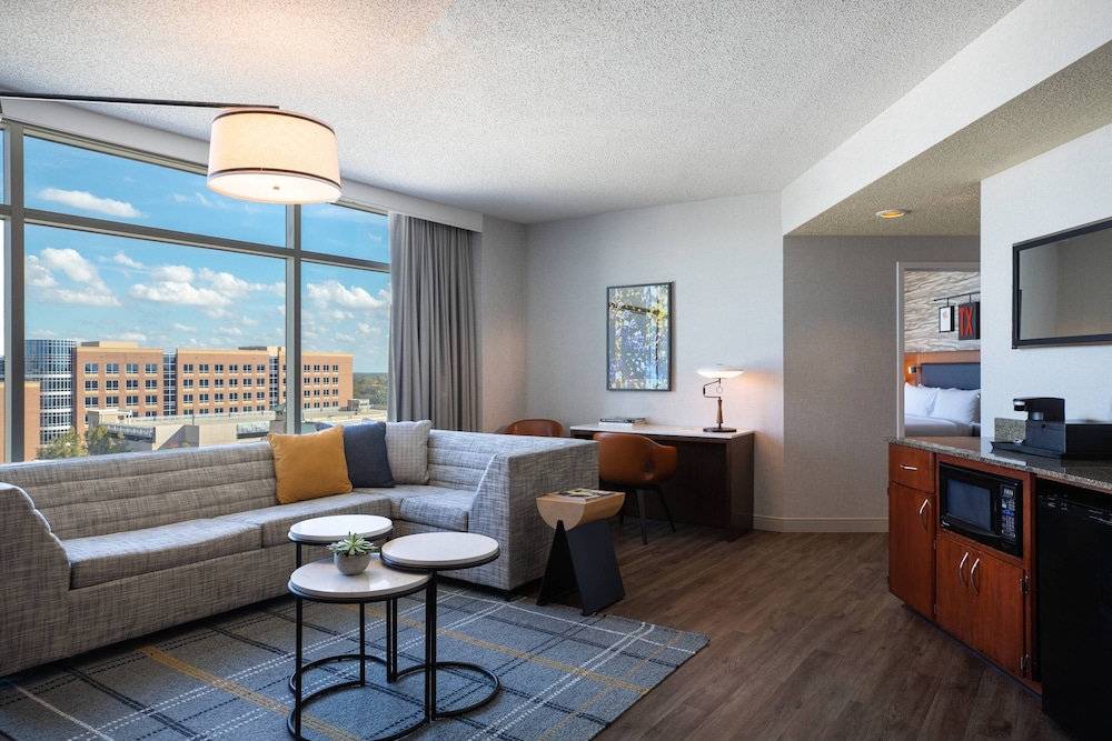 Junior Suite, 1 Bedroom (Mobility/Hearing Access, Roll-in Shwr) - Photo 3