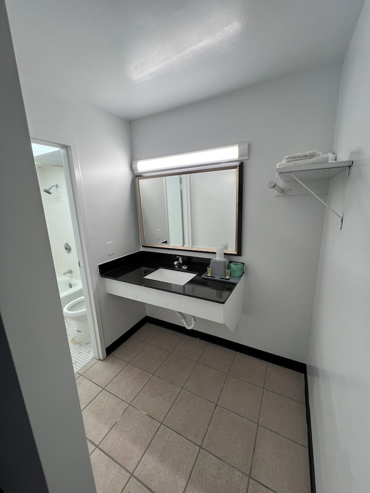 Deluxe Single Room, 1 Queen Bed, Non Smoking photo 3