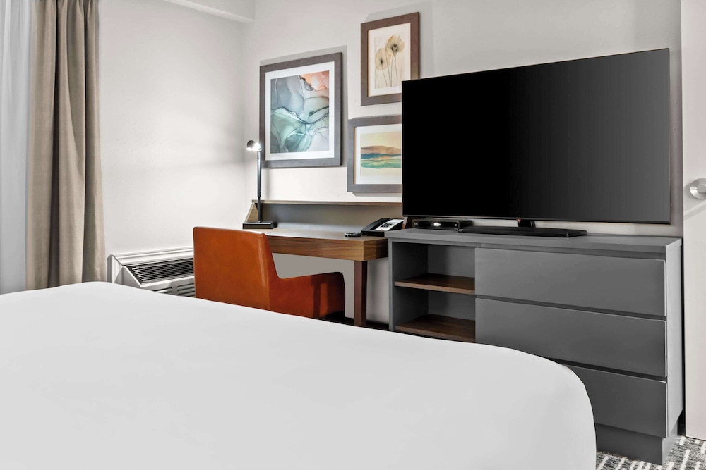 Room, 1 King Bed, Non Smoking (Upgrade) - Photo 10