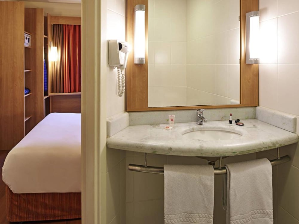 Standard Room, Multiple Beds photo 2