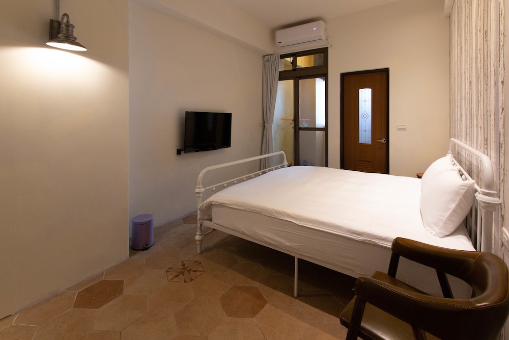 City Double Room, 1 Queen Bed, Non Smoking photo 2