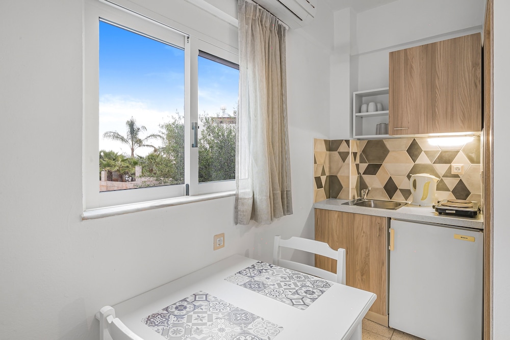 Superior Studio, 3 Twin Beds - Photo 6