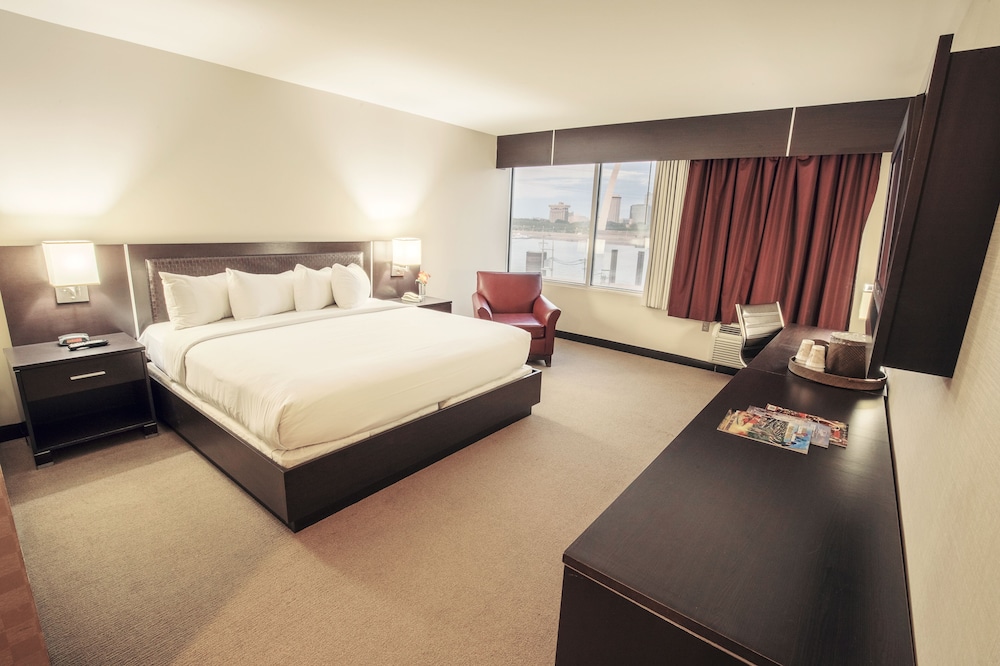 Deluxe King Room with view of the Gateway Arch and River photo 1