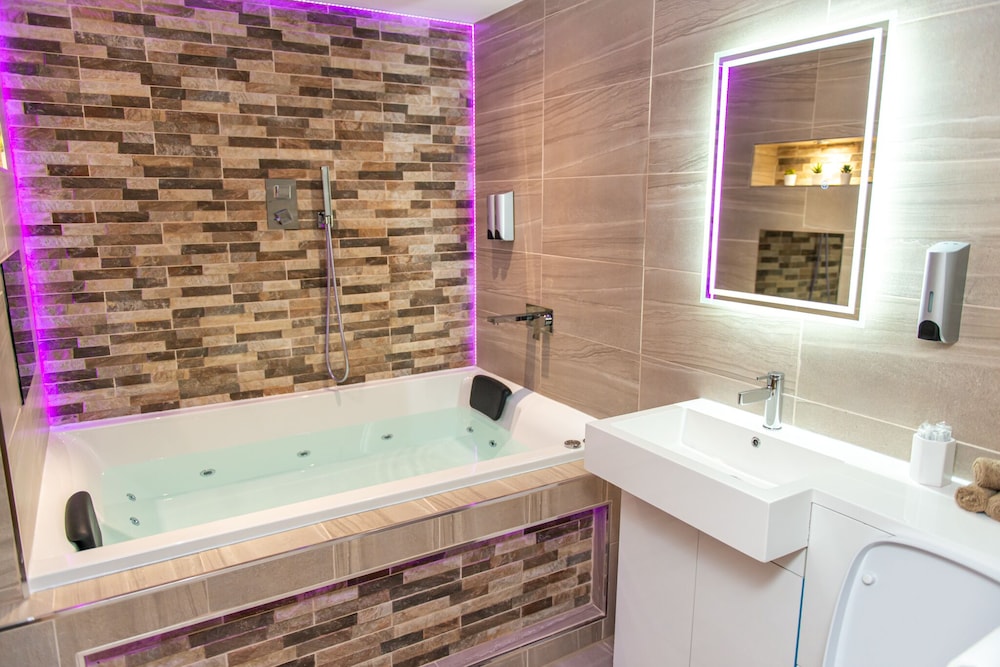 Executive Apartment, Accessible, Private Bathroom (Jacuzzi - Apartment 1) - Photo 42