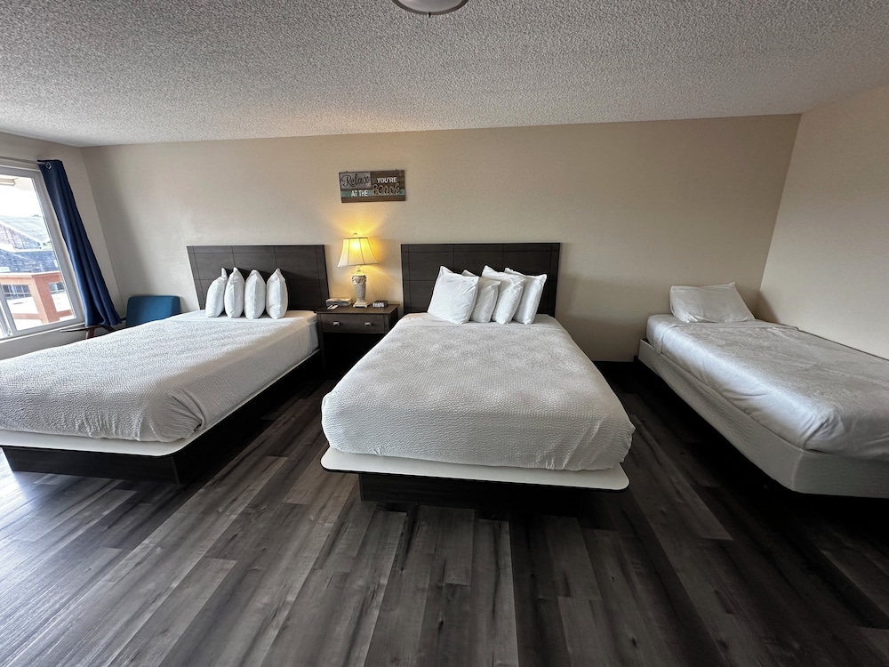 Double Queen Studio with Twin Bed, Kitchenette