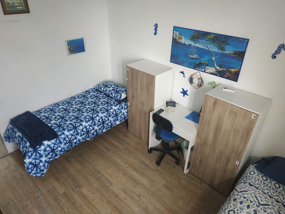 Twin Room, Shared Bathroom photo 3