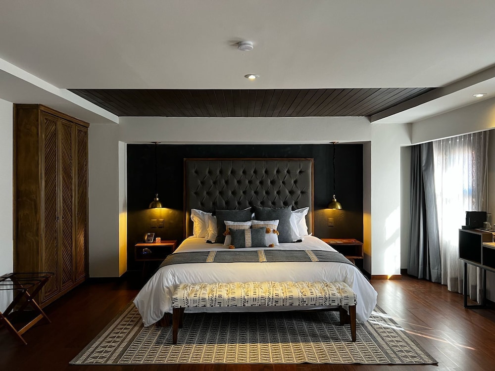Superior Suite, 1 King Bed - Photo 6