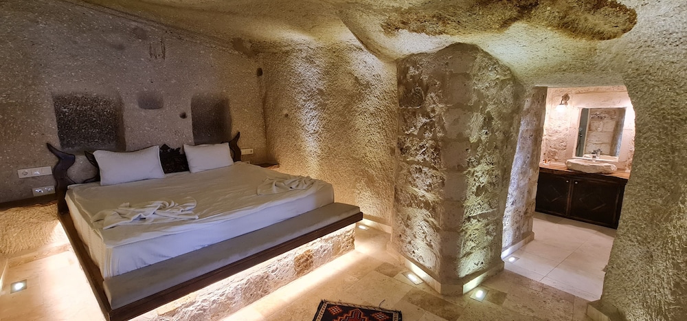 Harem Cave Suite photo 1