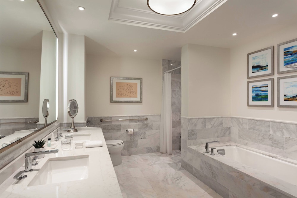 Junior Suite, Multiple Beds (Mobility Accessible, Roll-in Shower)