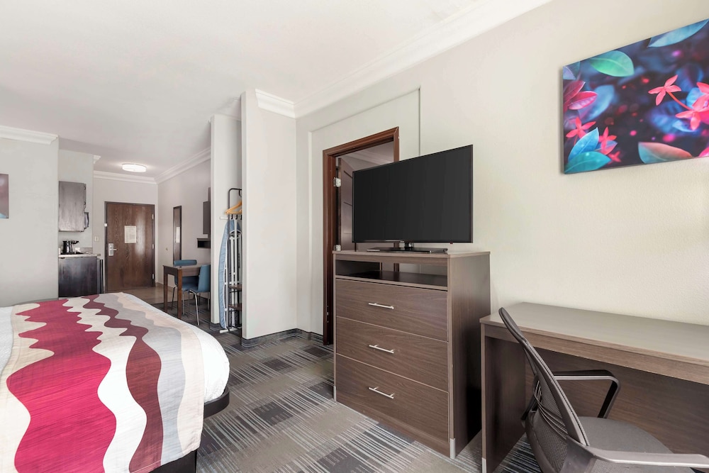 Two Bedroom Suite, 1 King Bed, 1 Queen Bed - Photo 4