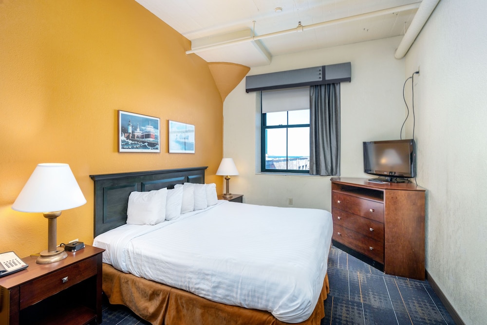 Suite, 2 Bedrooms, 1 King Bed, Accessible photo 1