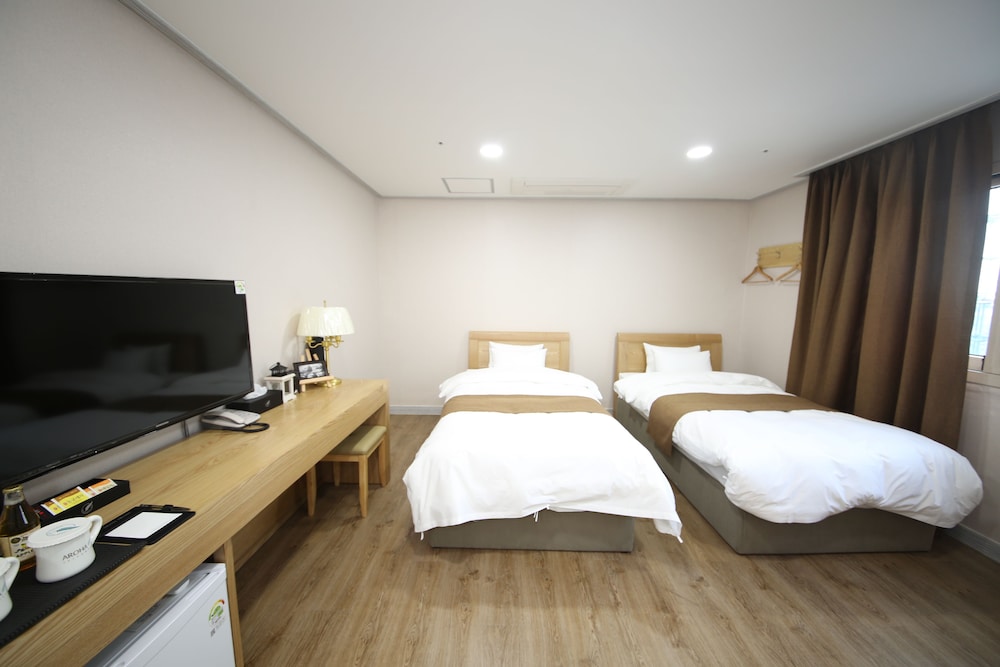 Economy Twin Room (No View)