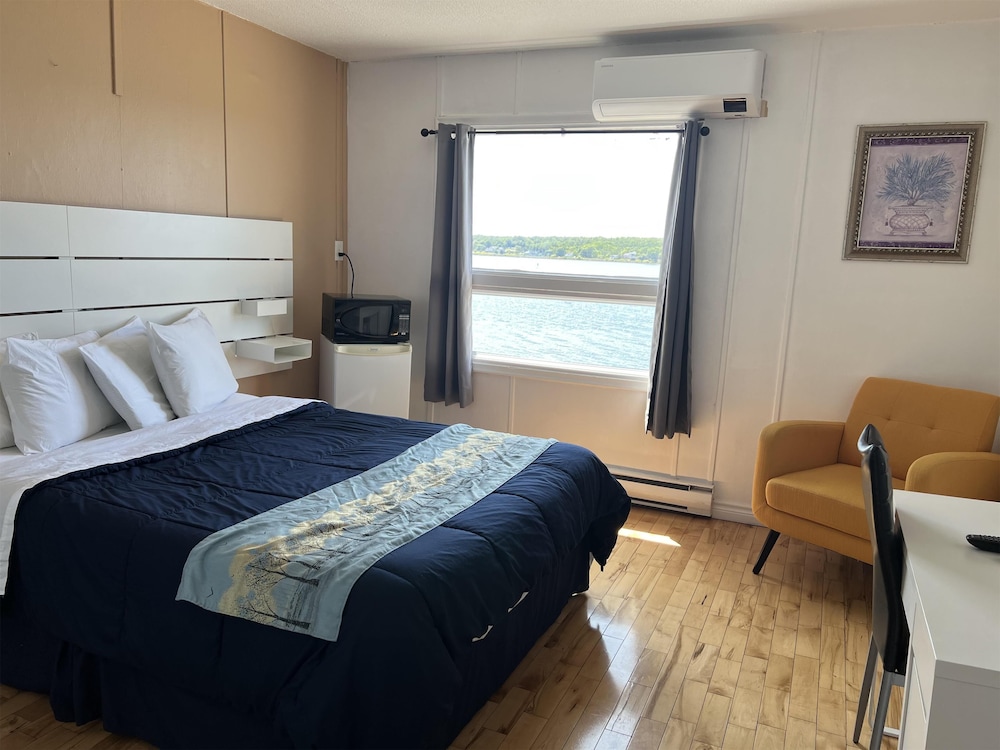 Standard Room, 1 Queen Bed, Non Smoking, Sea View