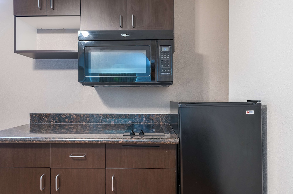 Deluxe Suite, 1 King Bed, Smoking, Kitchenette photo 1