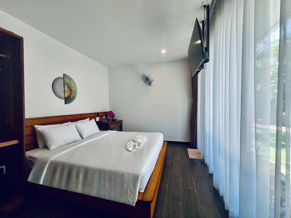 Deluxe Double Room, Pool View - Photo 11