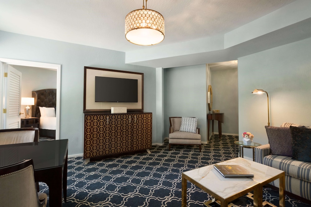 One Bedroom Suite, 1 King Bed - Photo 3