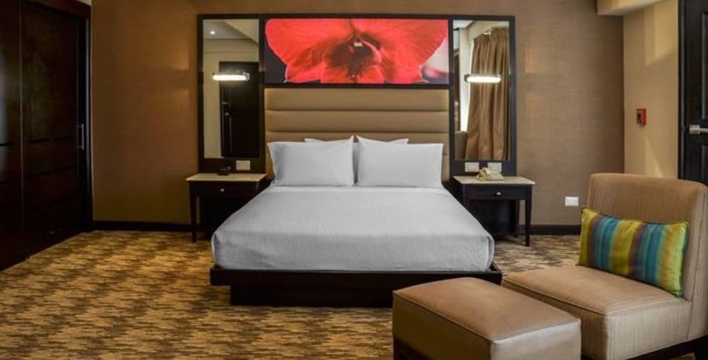 Room, 1 Queen Bed, Accessible (Roll-in Shower) - Photo 3